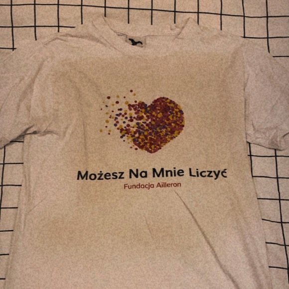 white shirt with a heart - Picture 1 of 3